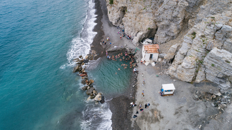 Τα Spa της Φύσης: Παραλίες με ιαματικά νερά στην Ελλάδα