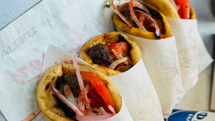 Από την Κωνσταντινούπολη στην Ομόνοια -Ένα σουβλάκι που ενώνει διαφορετικές γενιές από το 1951