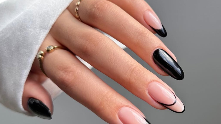 Black Nail Art: Είκοσι σχέδια που μας θυμίζουν γιατί το μαύρο μανικιούρ είναι το αγαπημένο μας για τον χειμώνα
