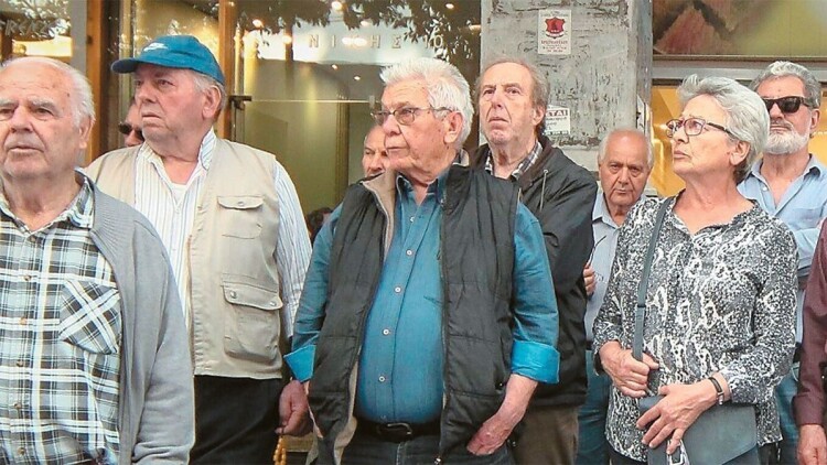 Συντάξεις και πραγματικότητα: Πώς ζουν οι συνταξιούχοι με 940 ευρώ καθαρά