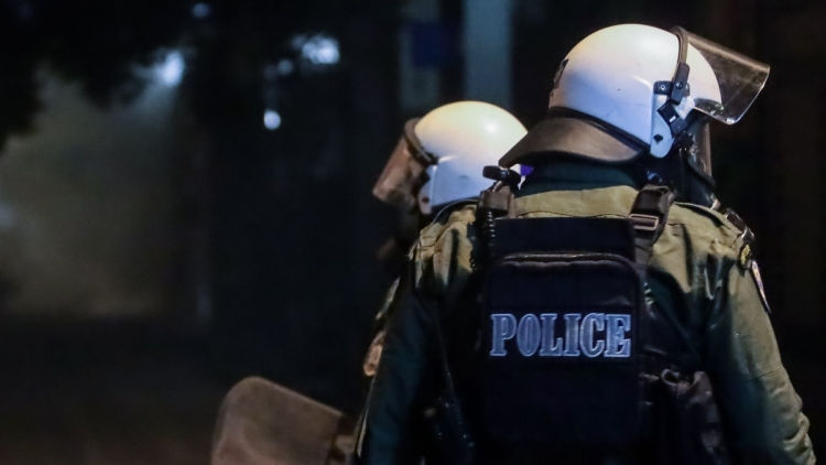 Επεισόδια στα Εξάρχεια τα ξημερώματα με πέτρες κατά πυροσβεστών που πήγαν να σβήσουν φωτιά σε κάδους, δύο συλλήψεις