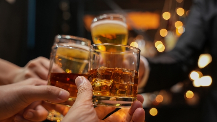 Ιωάννινα: Ιδιοκτήτης καταστήματος σέρβιρε ποτά σε ανήλικους και συνελήφθη επ’ αυτοφώρω