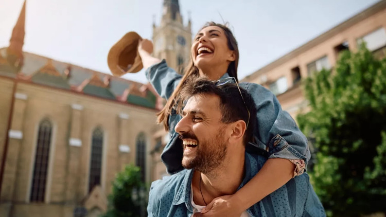 Οι παντρεμένοι ή οι singles έχουν την ευτυχία στο τσεπάκι τους; Έρευνα απαντά
