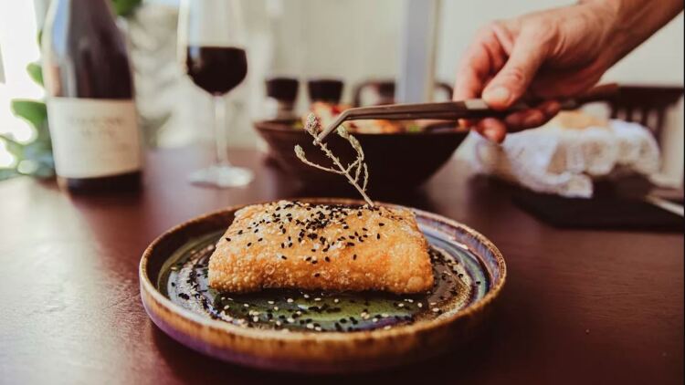 Ο Kώστας Καρποντίνης μαγειρεύει ναξιώτικες νοστιμιές και μας δίνει συνταγή για παραδοσιακά ξεροτήγανα