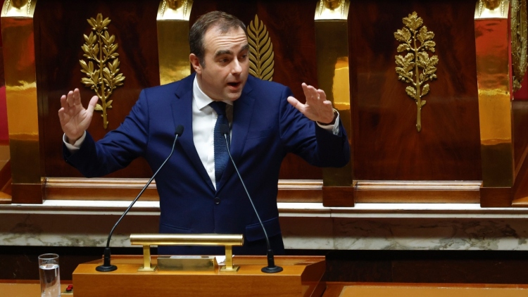 Αλώβητη από δύο προτάσεις μομφής για τον προϋπολογισμό βγήκε σήμερα η γαλλική κυβέρνηση