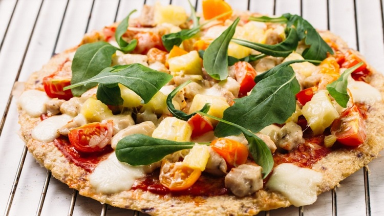 Η keto πίτσα του TikTok με βάση από κοτόπουλο – 33γρ. πρωτεϊνης το κομμάτι, χωρίς καθόλου αλεύρι