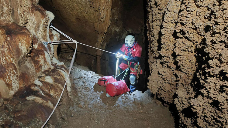 Αμοργός, το νησί των σπηλαίων: Τέσσερα νέα βάραθρα φωτίζουν το γεωλογικό της παρελθόν
