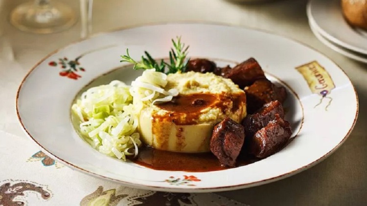 Κρασάτες μπουκίτσες χοιρινού με φάβα πικάντικη και πράσο σοτέ