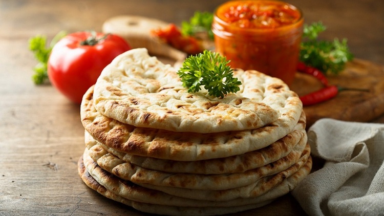 Πίτα λαδωμένη ή αλάδωτη; Οι θερμίδες, οι διαφορές και ποια να επιλέξουμε