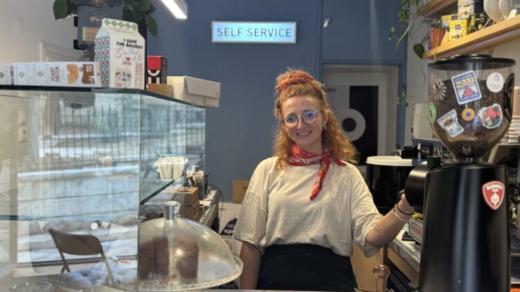 Tρίκαλα-Μπέρμιγχαμ-Σύρος: Η Χριστίνα εξηγεί γιατί επέλεξε το νησί για μια νέα αρχή