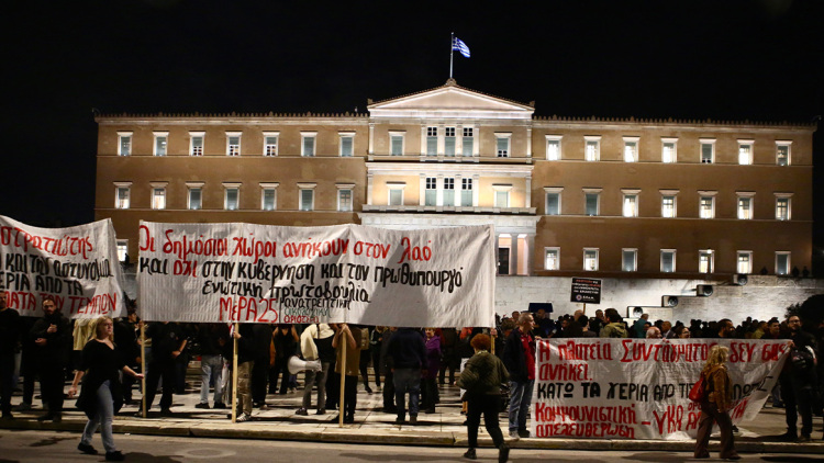 Συγκέντρωση διαμαρτυρίας στο Σύνταγμα για τον Άγνωστο Στρατιώτη, δείτε φωτογραφίες και βίντεο