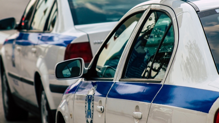 Θεσσαλονίκη: Ξυλοκόπησαν αστυνομικό στη μέση του δρόμου επειδή τους καθυστερούσε με το περιπολικό