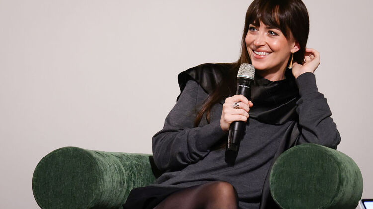 Dakota Johnson: Η ιστορία πίσω από το όνομά της, όπως την είχε αποκαλύψει η μητέρα της το 1992 (βίντεο)