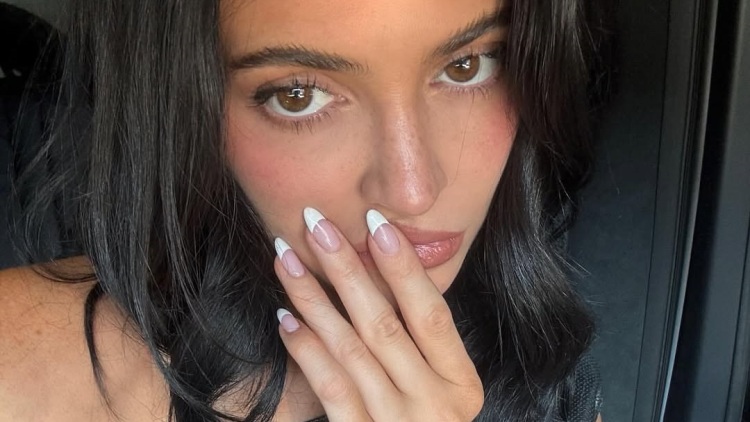 French Manicure: Η 2000’s εκδοχή με χοντρό tip κάνει την επιστροφή της
