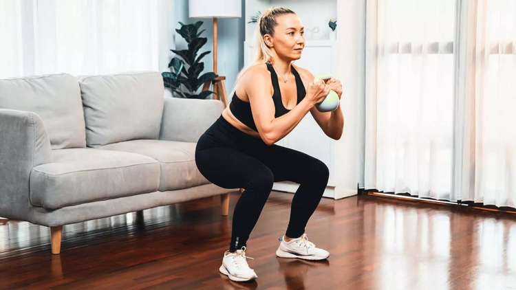 5 κλασικές ασκήσεις που διαλύουν το λίπος στην κοιλιά – Ιδανικές για 50χρονους
