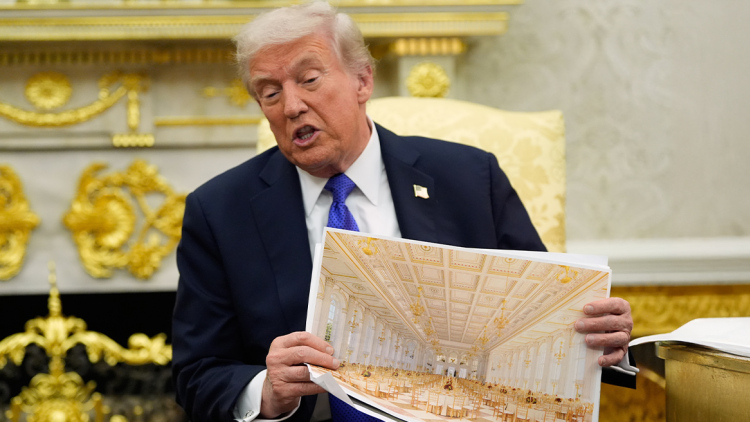 Χτίζω μία από τις μεγαλύτερες και ωραιότερες αίθουσες χορού στον κόσμο, λέει ο Τραμπ