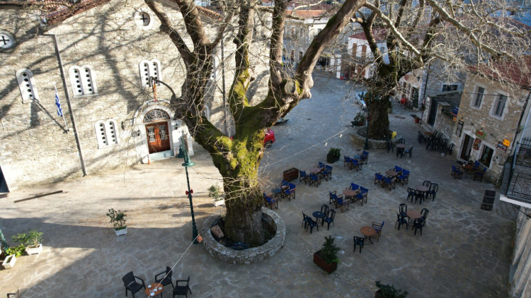 5 γραφικές πλατείες για καφέ σε ελληνικούς προορισμούς
