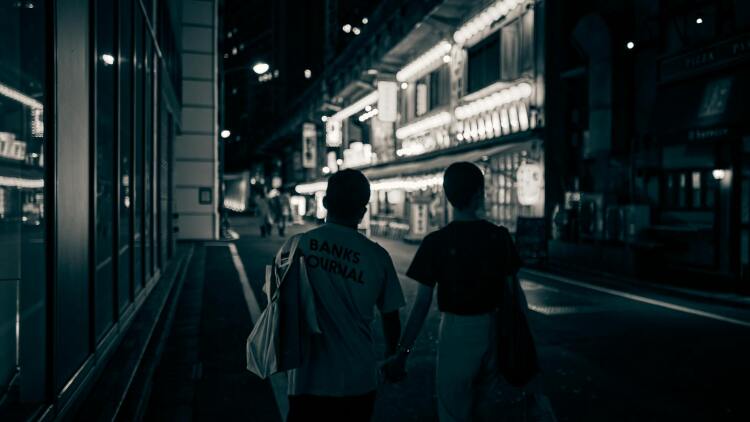 Σε ποια χώρα της Ευρώπης οι άνθρωποι νιώθουν μεγαλύτερη ασφάλεια να περπατούν έξω τη νύχτα;
