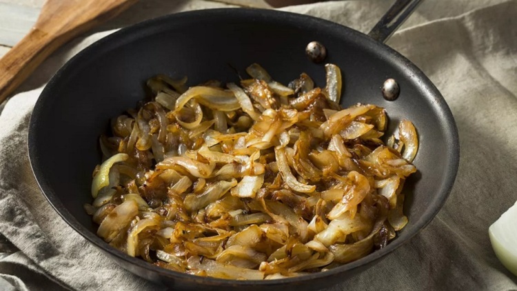 Η επιστήμη πίσω από τα καραμελωμένα κρεμμύδια