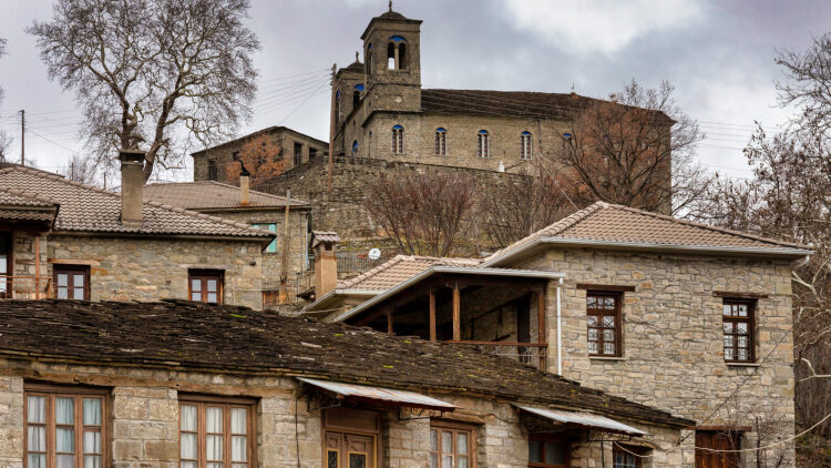 Πέτρινα αρχοντικά μέσα σε πυκνό δρυοδάσος σε ένα χωριό-κόσμημα της Ηπείρου
