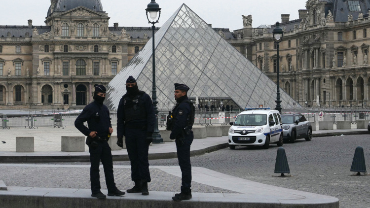 Γαλλία: Συνελήφθησαν 9 υπόπτοι για απάτη ύψους 10 εκατ. ευρώ με την έκδοση εισιτηρίων για το Λούβρο και τις Βερσαλλίες