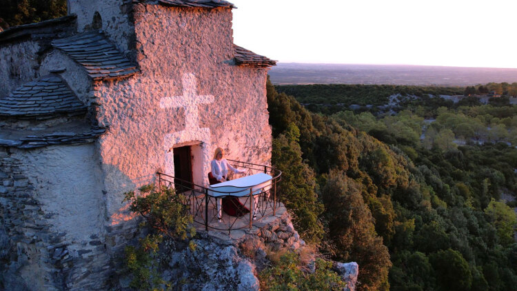 Η «ιπτάμενη πιανίστρια» Έλενα Ξυδιά παίζει πιάνο στο χείλος του γκρεμού στον Όλυμπο - Δείτε βίντεο