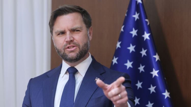 Οι Ευρωπαίοι να πάρουν στα σοβαρά τον Τραμπ για την Γροιλανδία, λέει ο Βανς