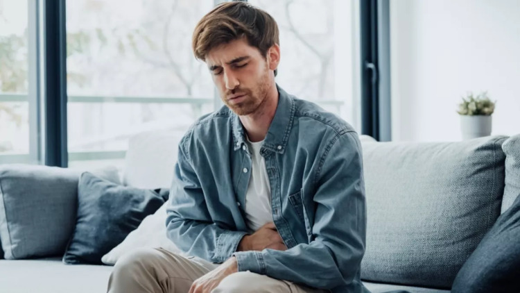 Ποιο πρόβλημα του παχέος εντέρου κρύβει ο επίμονος πόνος στην κοιλιά – Ο γαστρεντερολόγος απαντά