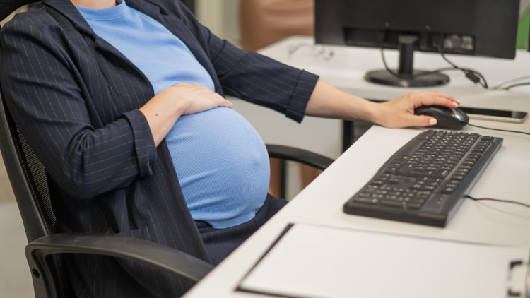Πότε μπαίνει το επίδομα μητρότητας και ποιοι μένουν εκτός