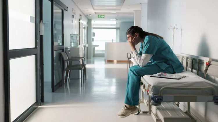 Οι νοσηλευτές εγκαταλείπουν το ΕΣΥ – Ποιες χώρες προτιμούν