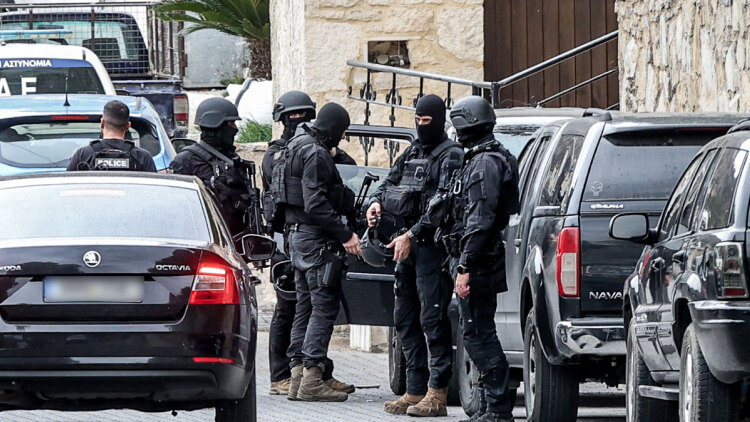 Με ΕΚΑΜ ψάχνουν στον Ψηλορείτη για τα όπλα του φονικού στα Βορίζια: Δεν τελέστηκαν τα 9μερα μνημόσυνα - «Ειρήνη» ζήτησε ο ιερέας του χωριού