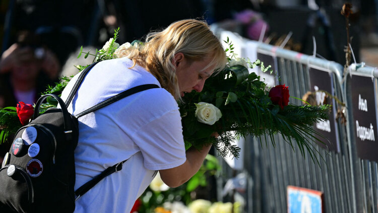 Εξάντληση και αδυναμία αισθάνεται η μητέρα θύματος του Νόβι Σαντ μετά από 11 ημέρες απεργίας πείνας έξω από τη σερβική βουλή