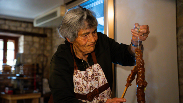 
Τσουμπέκι, η ηπειρώτικη «μπάρα ενέργειας» - Φτιάξαμε το σπάνιο γλύκισμα στο Πωγώνι