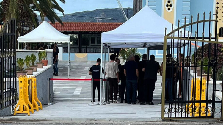 Με ανιχνευτή μετάλλων η είσοδος στην εκκλησία για την κηδεία της Ευαγγελίας Φραγκιαδάκη - Αστυνομία παντού και έρευνες με σκύλους