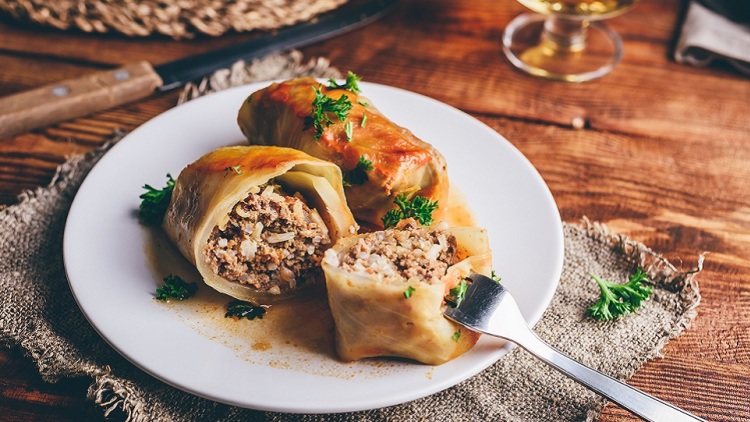 Γιουβαρλάκια και ντολμάδες με κιμά – τα 12 μυστικά νοστιμιάς που μοιράζονται στην παρασκευή τους
