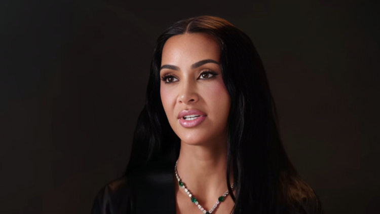 Η Κιμ Καρντάσιαν παραδέχτηκε ότι χρησιμοποιεί το ChatGPT για τις εξετάσεις της Νομικής: Θυμώνω και του φωνάζω, είπε για τα λάθη που κάνει