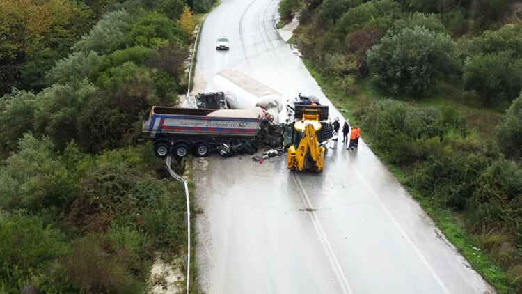 Τροχαίο με δύο νταλίκες στον Αργυρότοπο Ηγουμενίτσας - Απεγκλωβίστηκαν μόνοι τους οι οδηγοί, δείτε βίντεο από drone