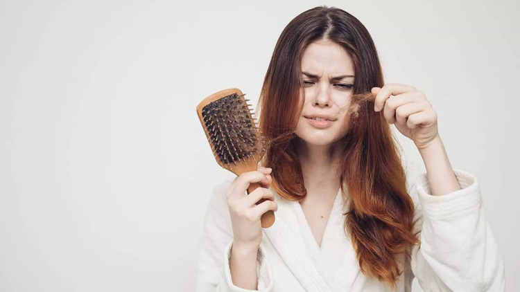 «Έκλαιγα για ώρες»: Η 23χρονη Λόρεν έχασε τα μαλλιά της λόγω άγχους – Πώς το αντιμετωπίζει
