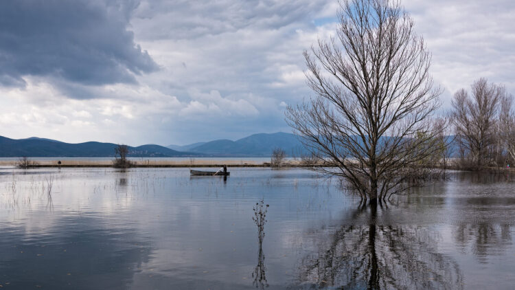 4 ελληνικά χωριά δίπλα σε μαγευτικές λίμνες
