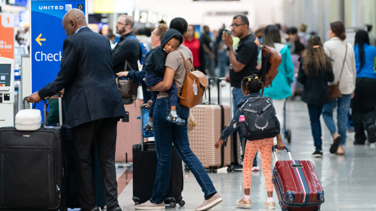 Προβλήματα σε αεροδρόμια των ΗΠΑ λόγω του shutdown  Έχουν ήδη ακυρωθεί πάνω από 800 πτήσεις