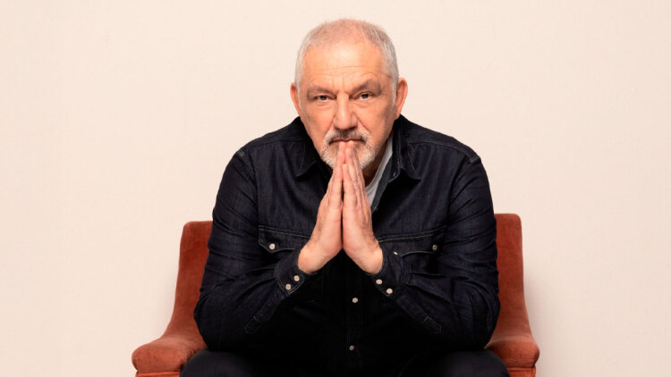 Ο Νίκος Πορτοκάλογλου «Ανάμεσα σε φίλους» στο Θέατρο Παλλάς