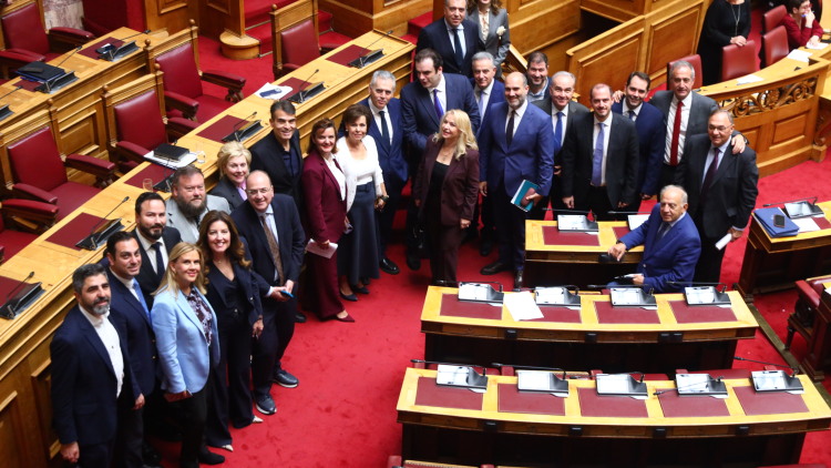 Ψηφίστηκε το φορολογικό νομοσχέδιο: Φέρνει κατάργηση ΕΝΦΙΑ σε χωριά, μειωμένο ΦΠΑ στα νησιά και αυξήσεις σε Σώματα Ασφαλείας