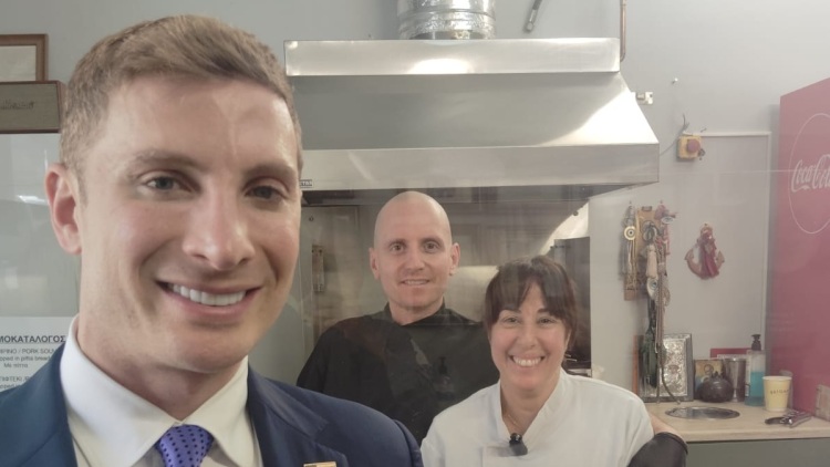 Για σουβλάκι στη Μητροπόλεως βρέθηκε ο σύμβουλος του Τραμπ για θέματα ενέργειας