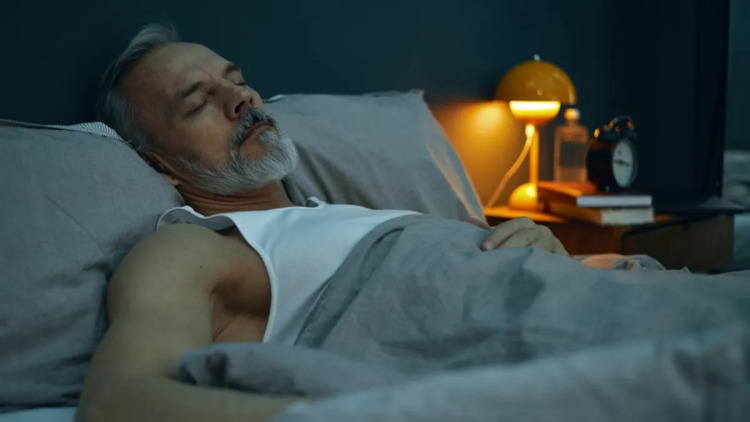 Κοιμάστε με το φως αναμμένο; Πόσο αυξάνεται ο κίνδυνος για την καρδιά
