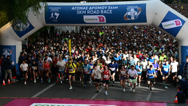  42ος Αυθεντικός Μαραθώνιος: Χιλιάδες δρομείς στους αγώνες των 5 χιλιομέτρων - Βίντεο