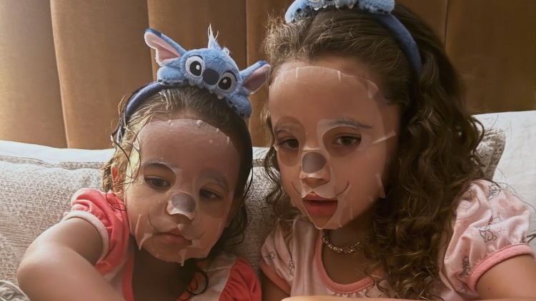 Η ηθοποιός Shay Mitchell λάνσαρε ένα skincare brand για παιδιά και το διαδίκτυο δεν το πήρε καθόλου καλά
