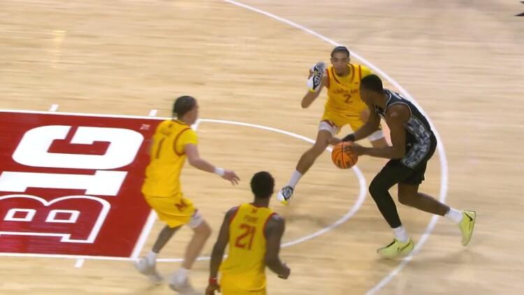 Απίστευτη φάση στο παρκέ: Παίκτης του Maryland πέταξε το παπούτσι του σε αντίπαλο για να κλέψει τη μπάλα