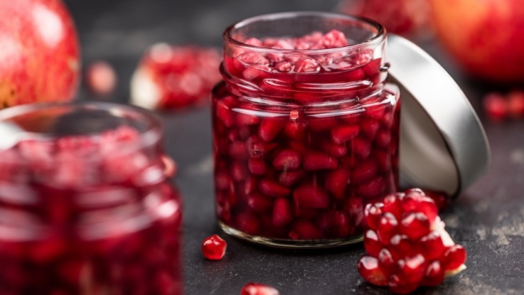 Μαρμελάδα ρόδι όπως τη φτιάχνουμε στο σπίτι - ρουμπινένια, πικάντικη, με χαρακτήρα