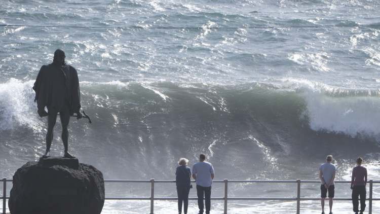 Τρεις νεκροί στην Τενερίφη σε δυστυχήματα λόγω σφοδρής θαλασσοταραχής
