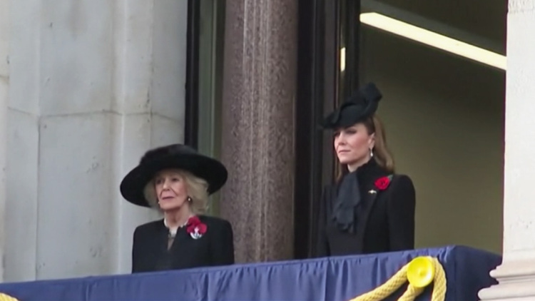 Κέιτ Μίντλετον: Σκυθρωπή και ντυμένη στα μαύρα στην τελετή μνήμης για τους πεσόντες των πολέμων